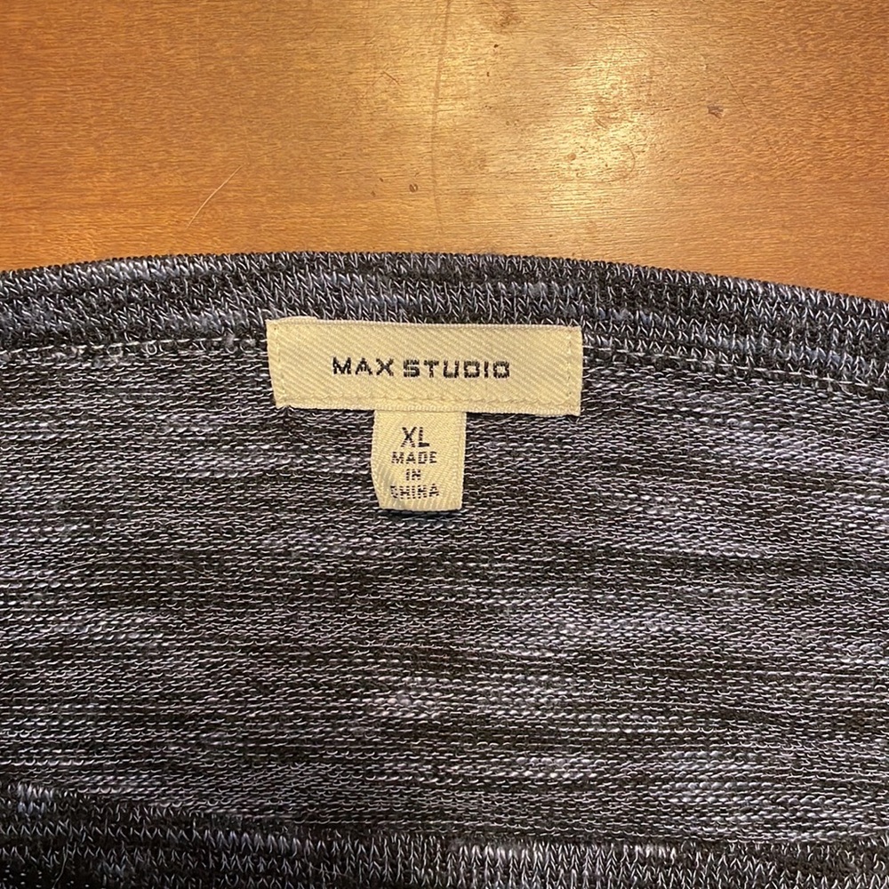 Max Studio Women’s Shirt, Size XL, front tie at bottom of shirt - Picture 3 of 3